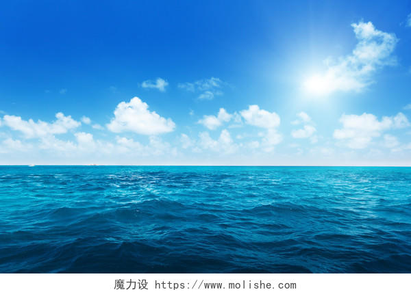 完美的天空和大海的水
